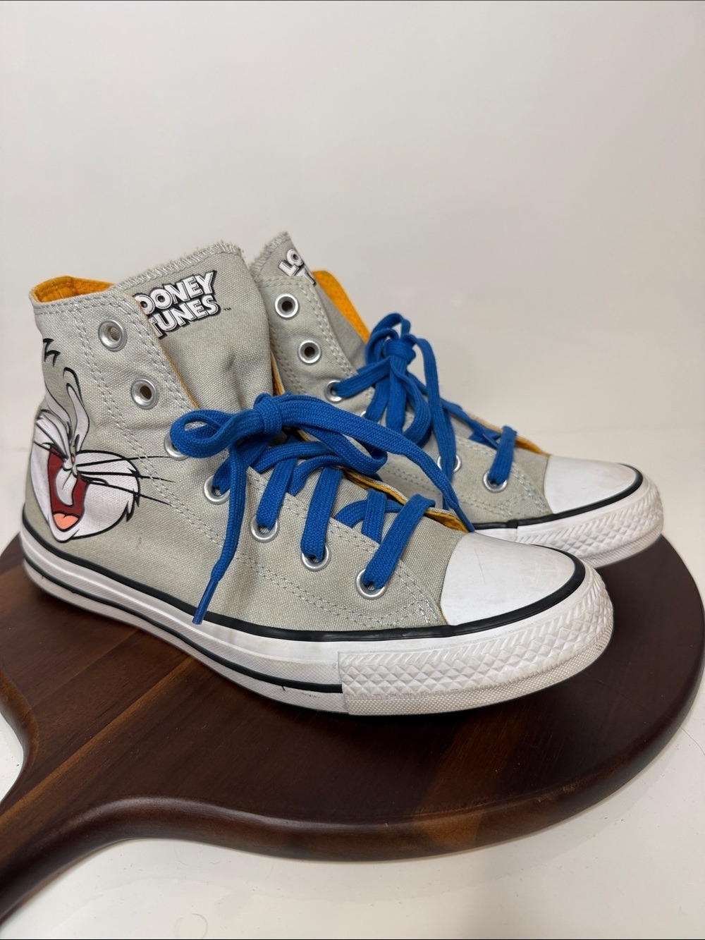 Converse x Looney Tunes Bugs Bunny High Top Sneakers – Gray – Size 8